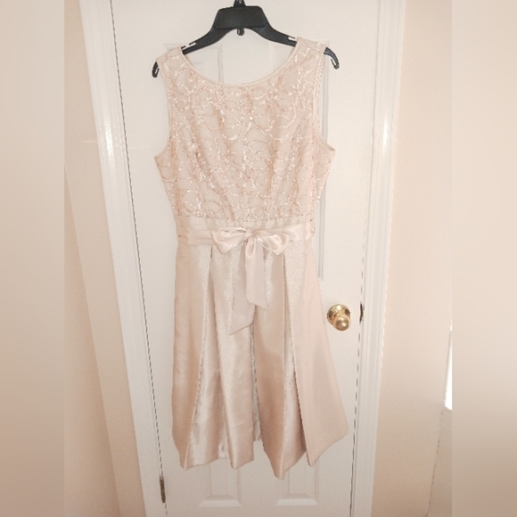 𝅺JESSICA HOWARD Dress, fully lined petticoat. - Picture 1 of 7